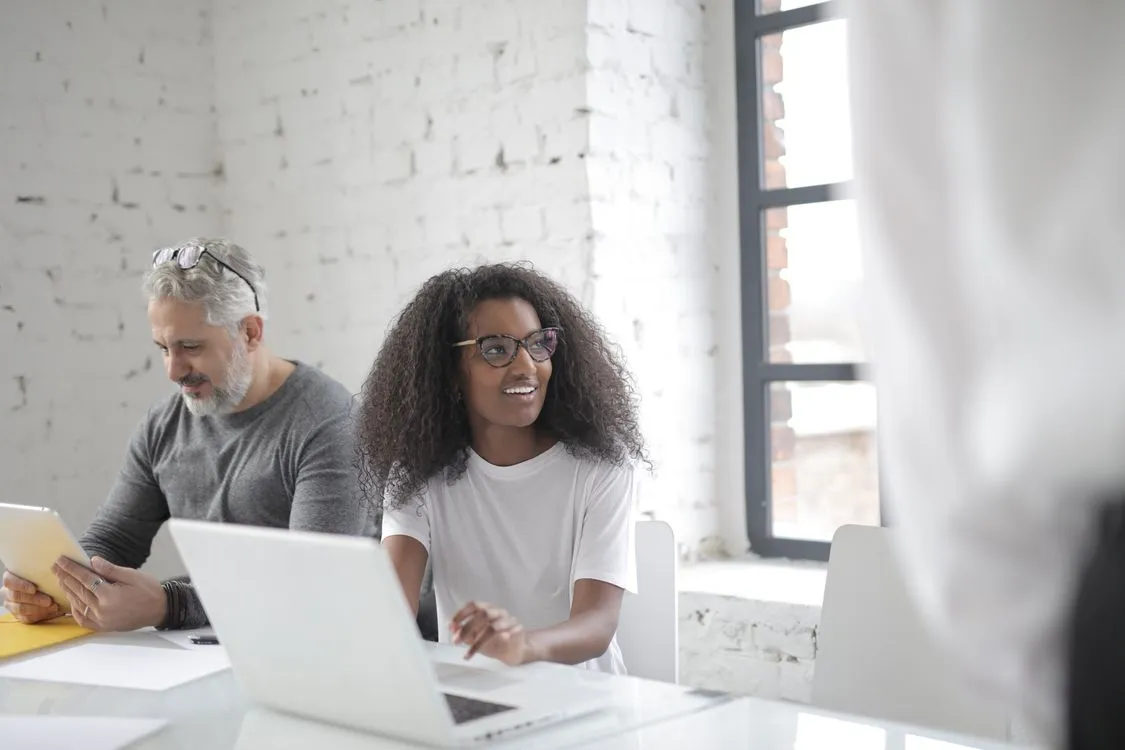 Deloitte y McKinsey confirman que la automatización inteligente eliminará el 40% de los empleos administrativos en España antes de 2028