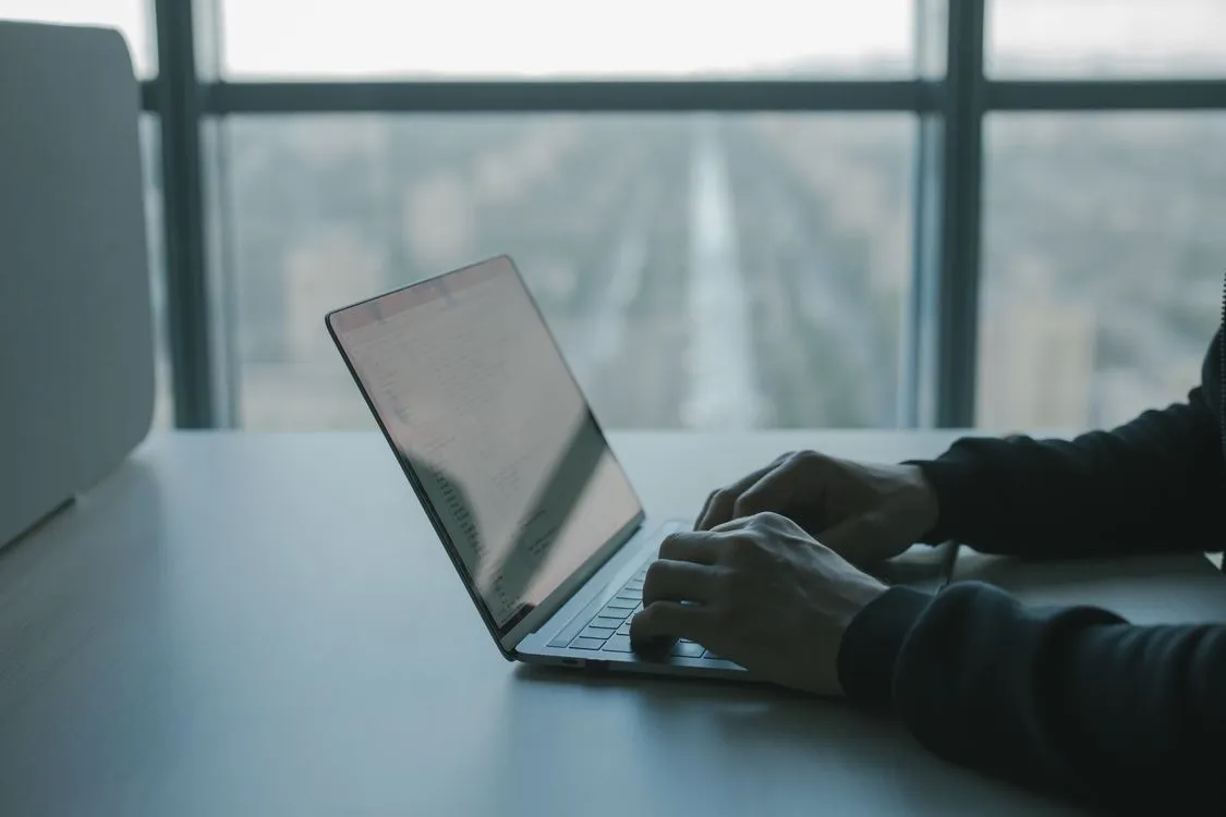 Jacob Coxon deja Anthropic: lo que su denuncia implica para las empresas que automatizan procesos con IA