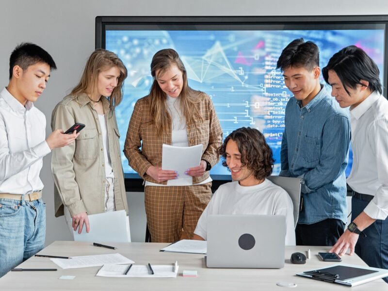 Los agentes de IA ya trabajan solos en empresas de todo el mundo: qué está cambiando en 2026